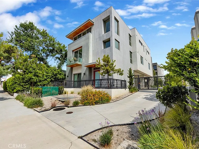 941 E California Blvd #1 — Photo 2
