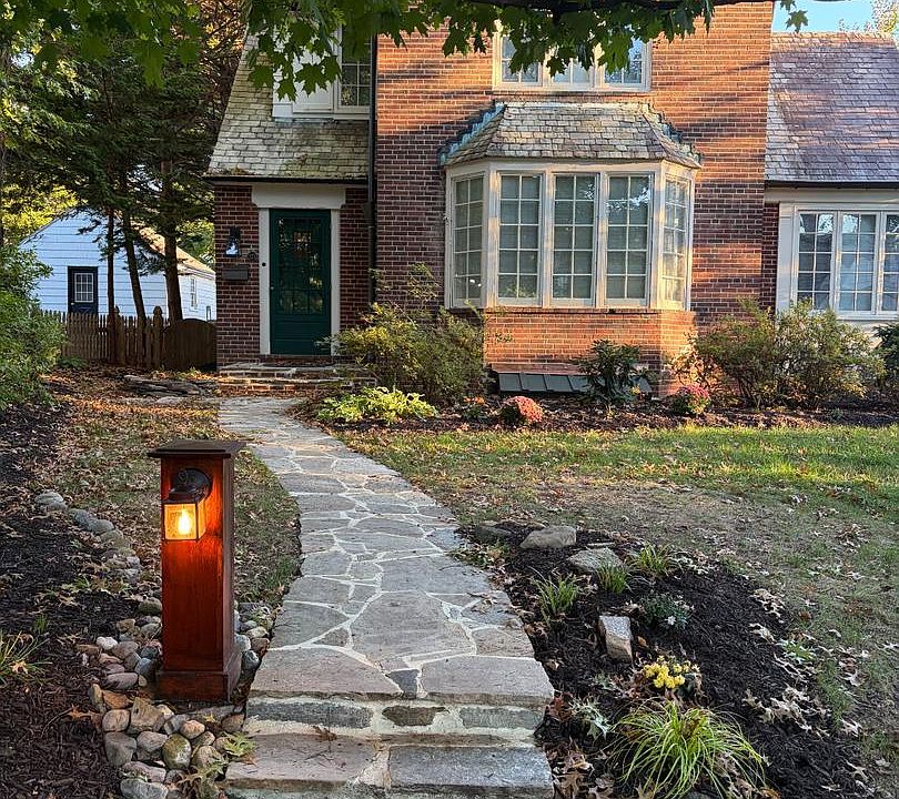 2nd image of 325 Broxton Rd
