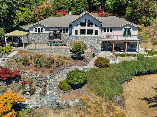 402 Seedtree Rd, Capital, BC V9Z 1C2