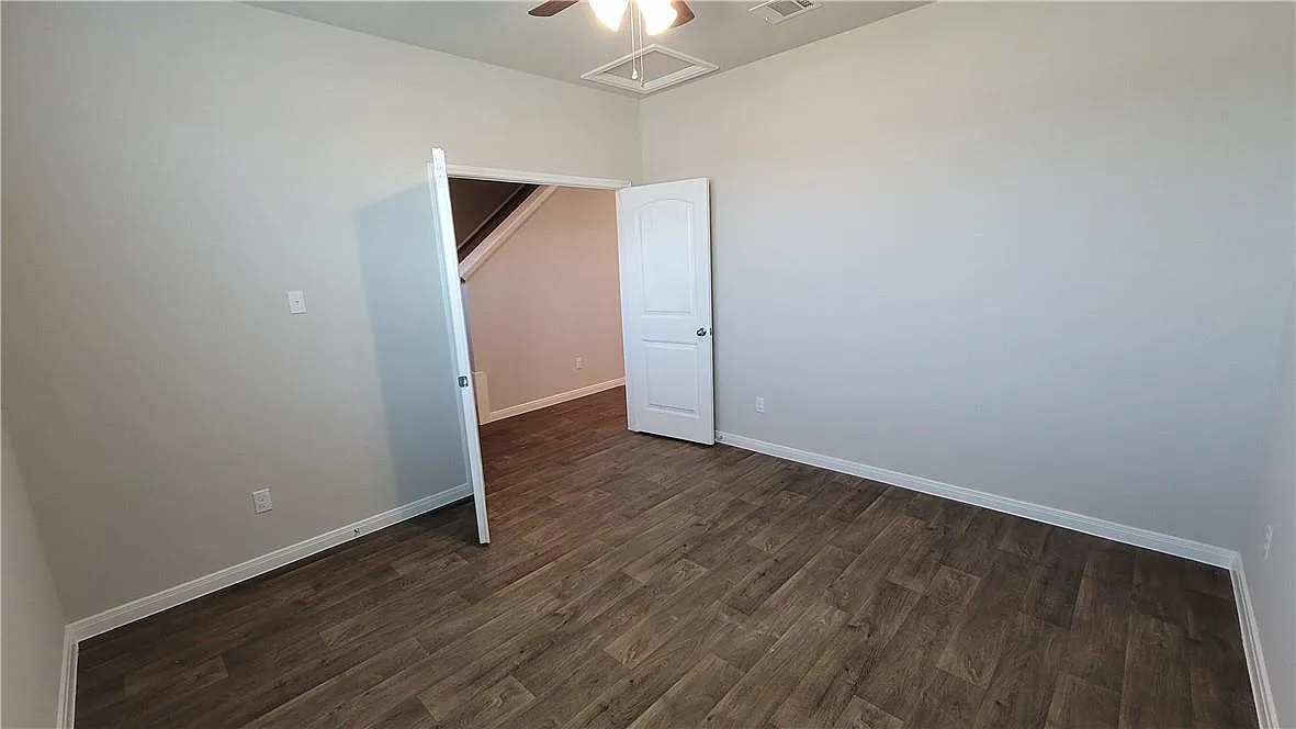 4 bed, 2.5 bath, 2149 sqft, $2,300 — Photo 3