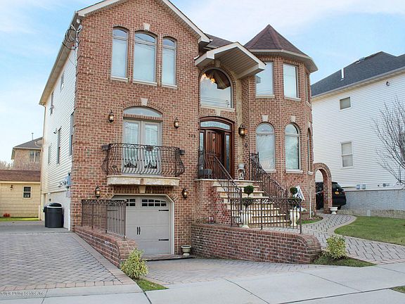 2nd image of 208 Mason Blvd