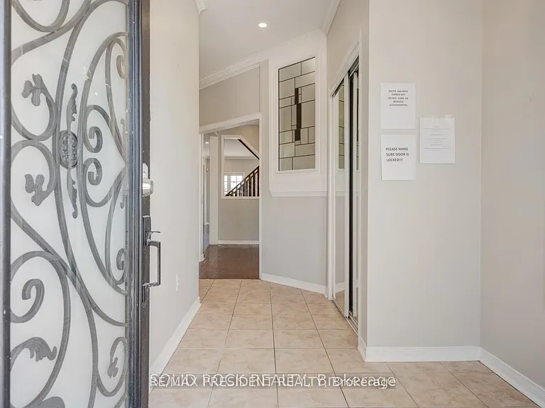 15 Roundstone Dr — Photo 2