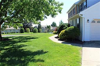 4th image of 585 E 11th St