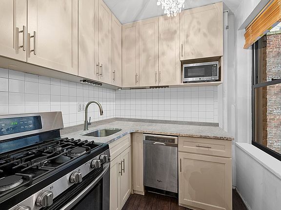 3rd image of 300 W 72nd St APT 6A