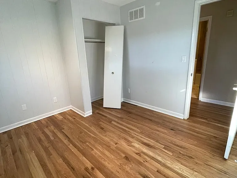 3212 Charing Cross Rd — Photo 7