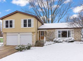 233 Seneca Ct, Bolingbrook, IL 60440