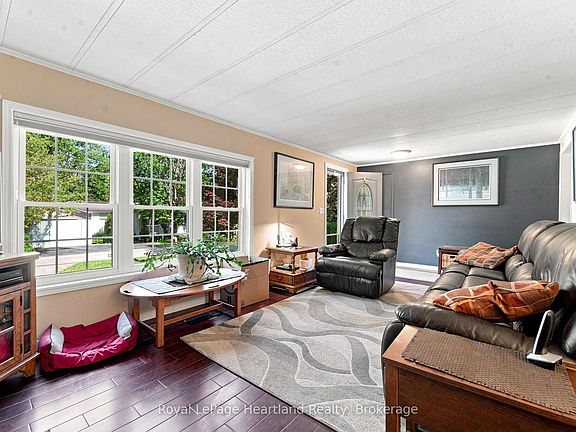 4th image of 16 Huron Ln