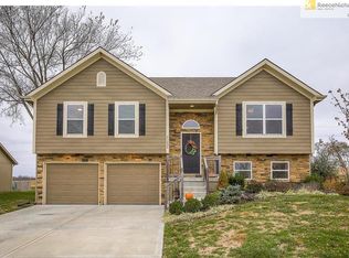 21202 Pointe Dr, Peculiar, MO 64078