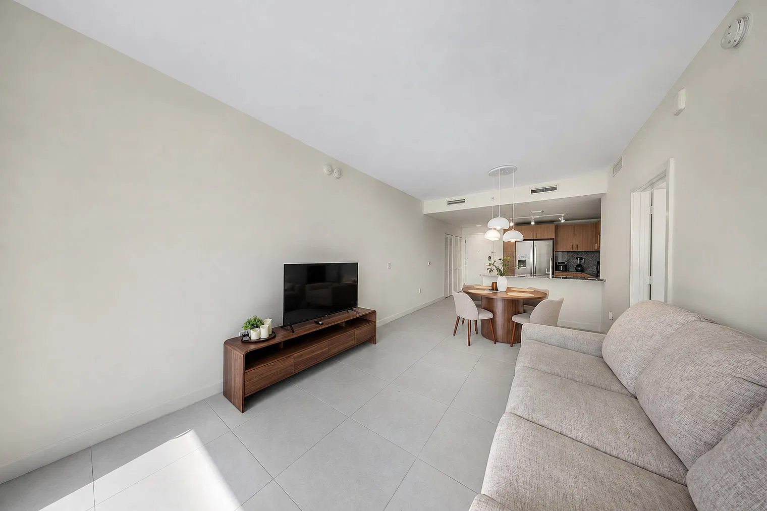 1 bed, 1.0 bath, 1011 sqft, $5,160 — Photo 2