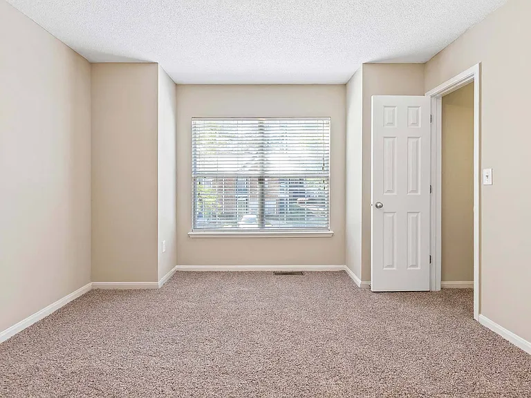 Alexander Crossing Apartments & Townhomes — Photo 17