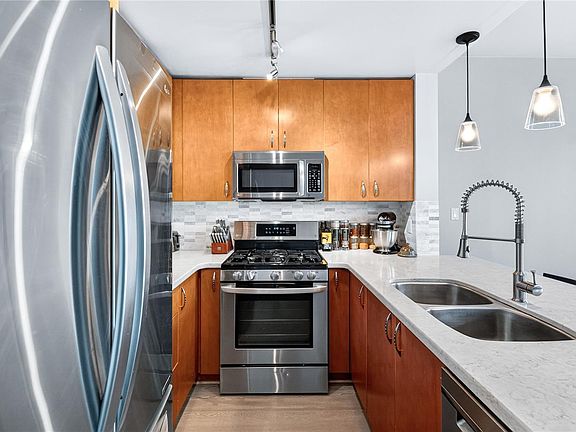 4th image of 860 View St #701