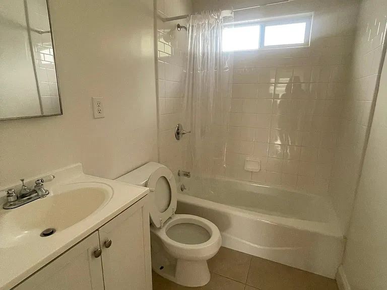 2554 N Beachwood Dr #5 — Photo 8