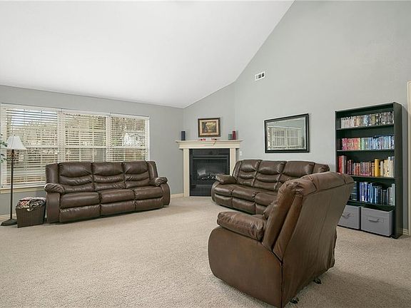 4th image of 39 Elizabeth Dr