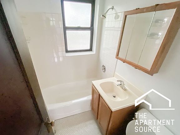 4th image of 1456 W Cornelia Ave APT 3