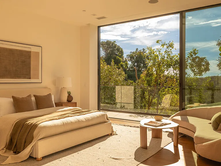 12752 Mulholland Dr — Photo 34