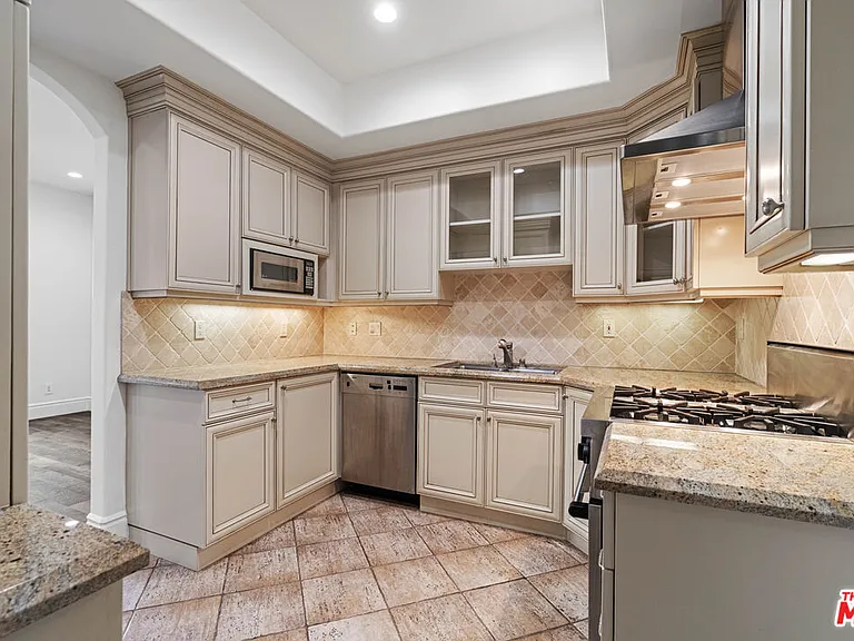137 S Spalding Dr #304 — Photo 11