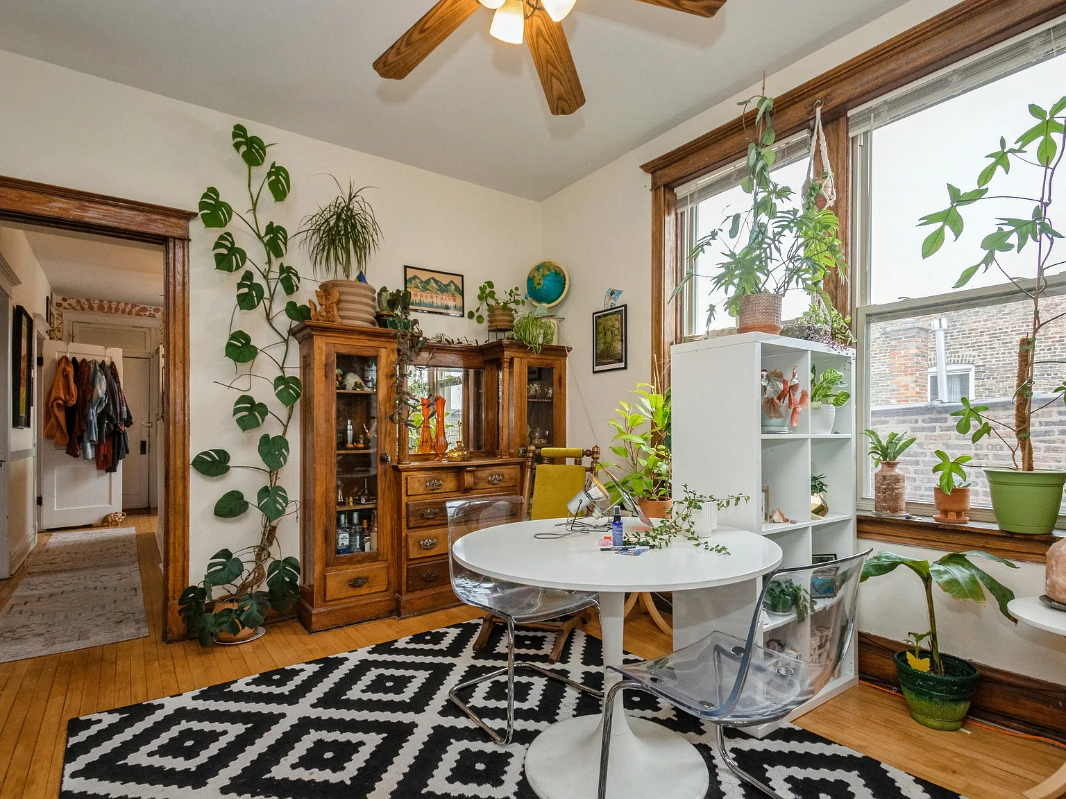 2 bed, 950 sqft, $1,998 — Photo 3