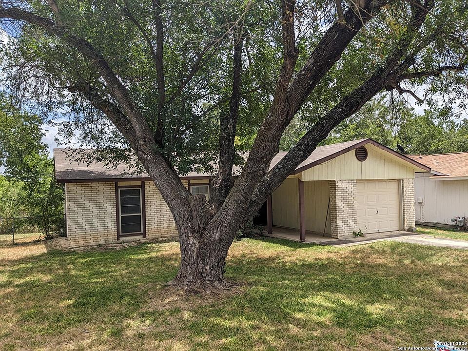 2nd image of 814 Hickory Hill Dr