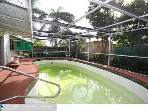 4th image of 821 SW 64th Ter