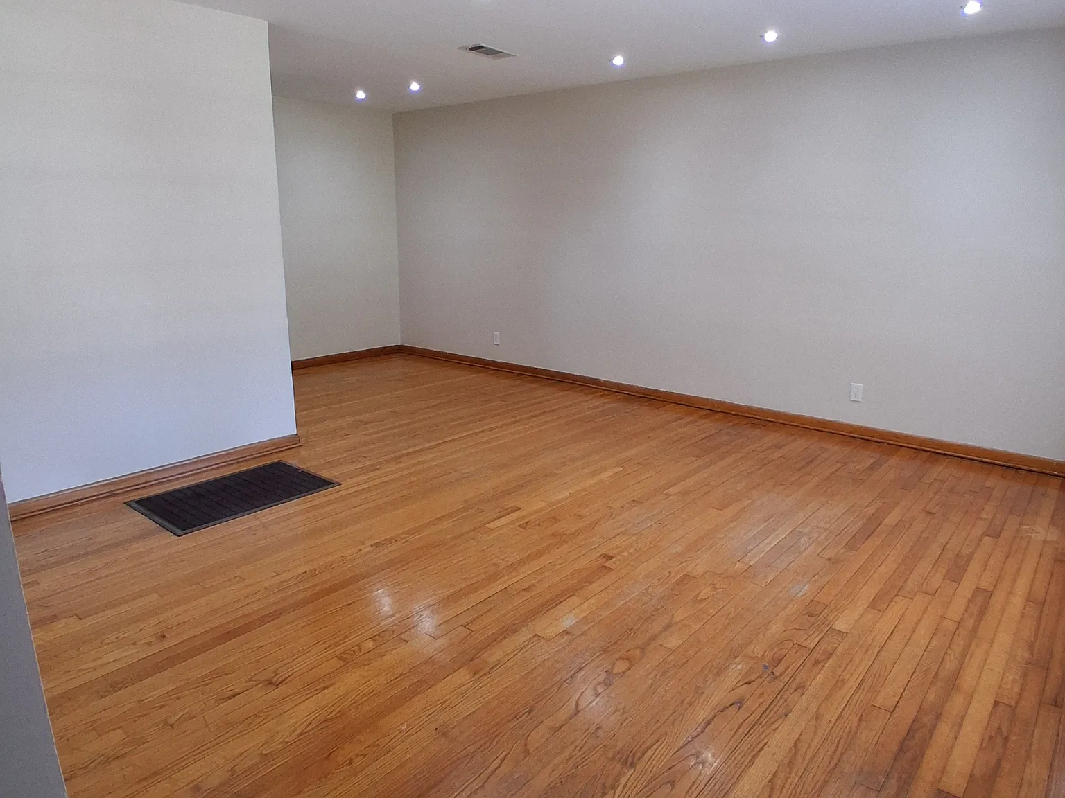 3 bed, 1082 sqft, $1,850 — Photo 2