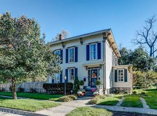 207 W Shiawassee Ave, Fenton, MI 48430