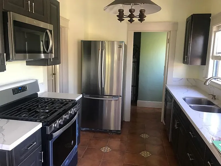 2703 Kenwood Ave — Photo 7