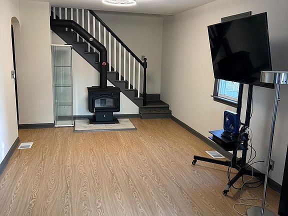 4th image of 906 Meadow Ave