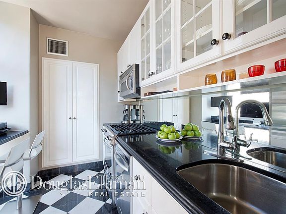 3rd image of 250 E 54th St #29AX