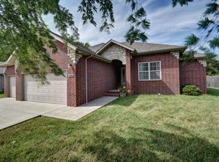 5645 W Sunflower Dr, Springfield, MO 65802