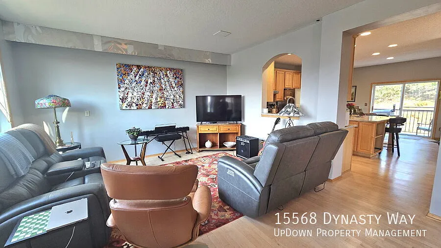 "Spacious 4-Bedroom Townhouse Retreat in Apple Valley - Modern Living with Ample Space!" — Photo 4