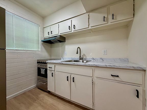 2nd image of 1739 E Cheery Lynn Rd APT B