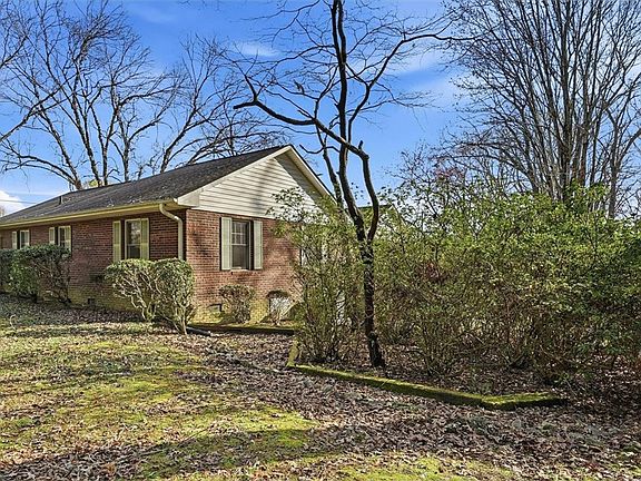 3rd image of 98 Mountain View Dr