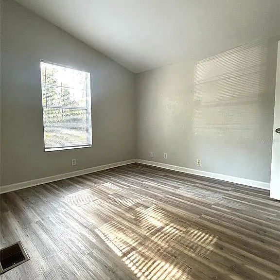 2911 NE 9th St — Photo 2