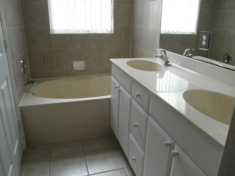 894 Pipers Cay Dr — Photo 9