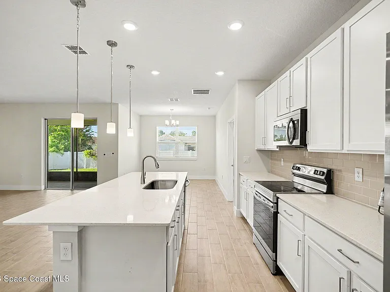 414 Caribbean St SE — Photo 6
