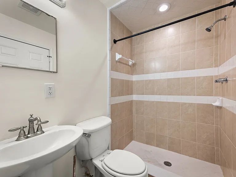 6750 Snow White Dr — Photo 23