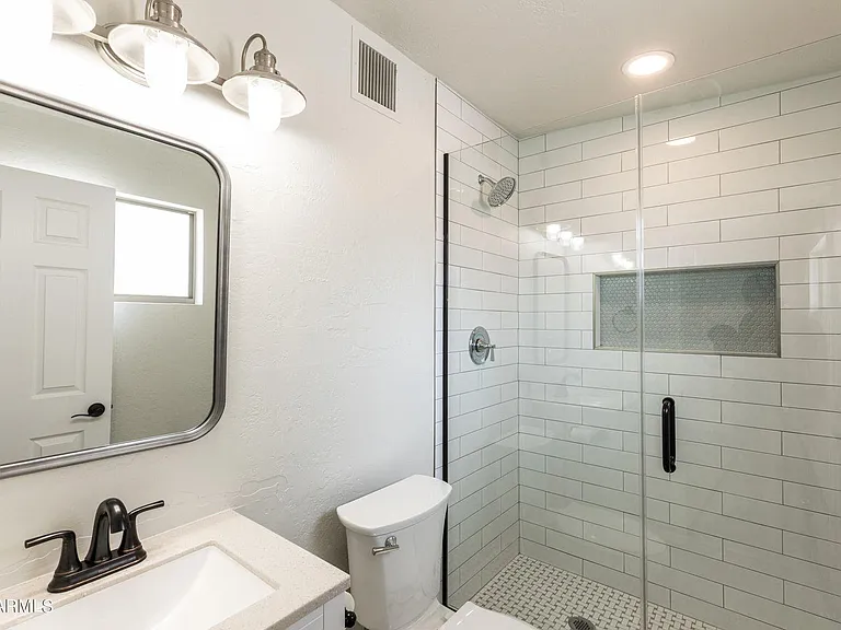 2571 E Captain Dreyfus Ave — Photo 7