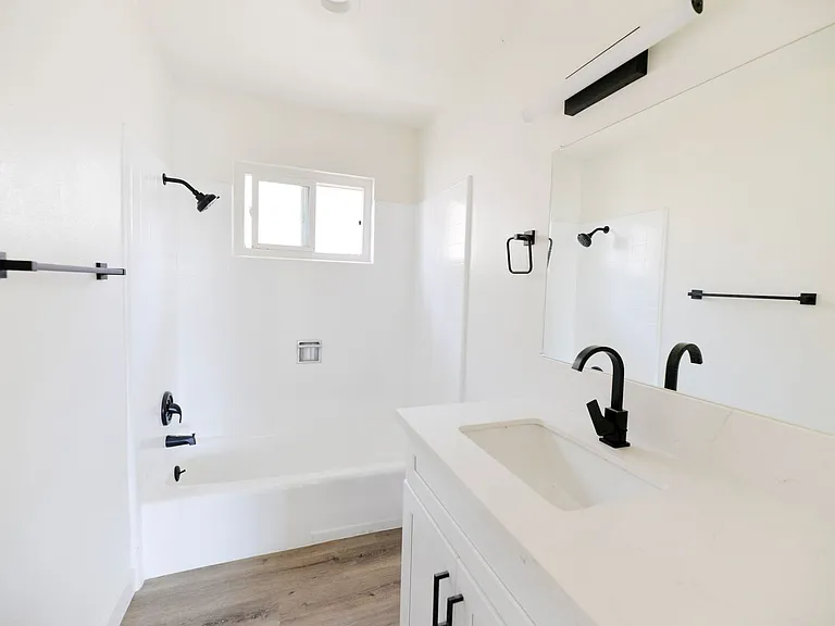 239/241 Avenida Pelayo — Photo 18