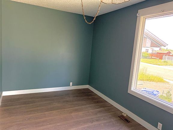 3rd image of 144 N Beaumont Cres