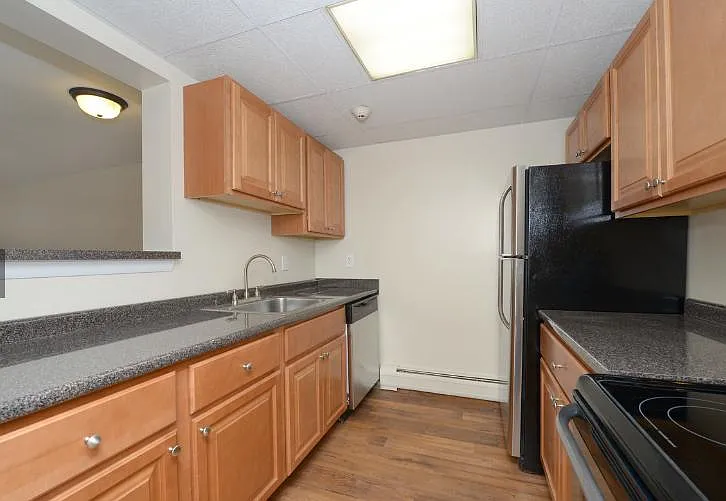 Shorewood Apartments and Townhomes — Photo 3