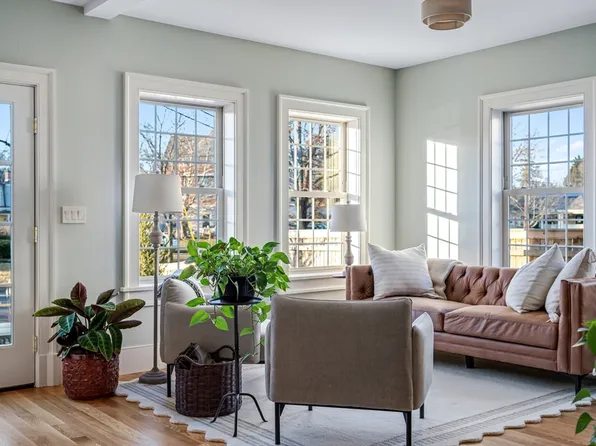 67 Park St #B, Florence, MA 01062