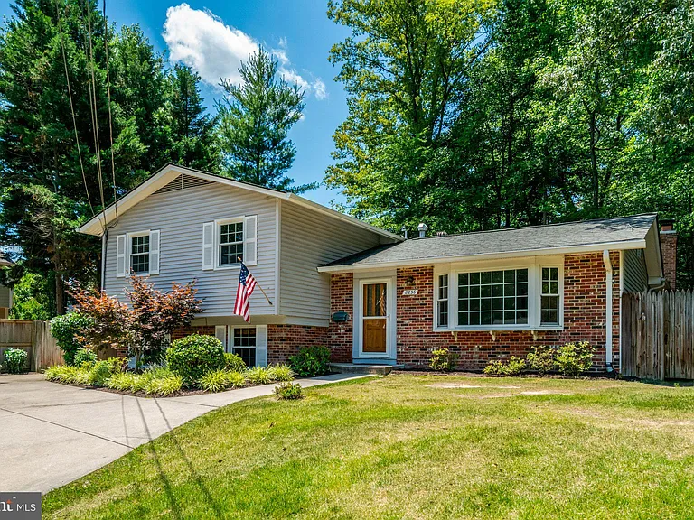 8236 Governors Ct — Photo 3