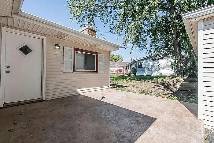3 bed, 1.5 bath, 1430 sqft, $2,097 — Photo 2