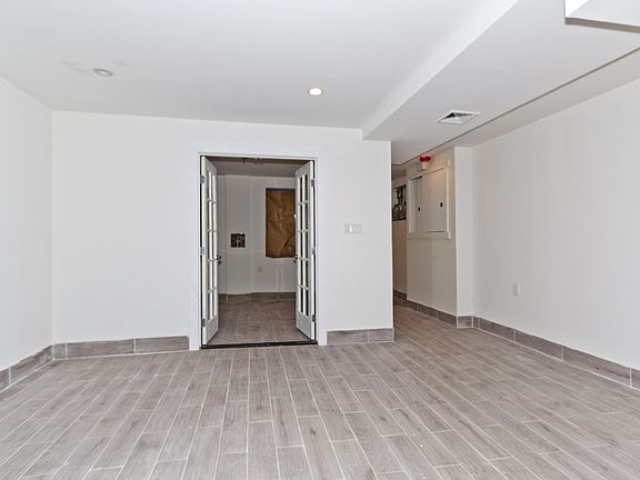 3rd image of 1239G Putnam Ave