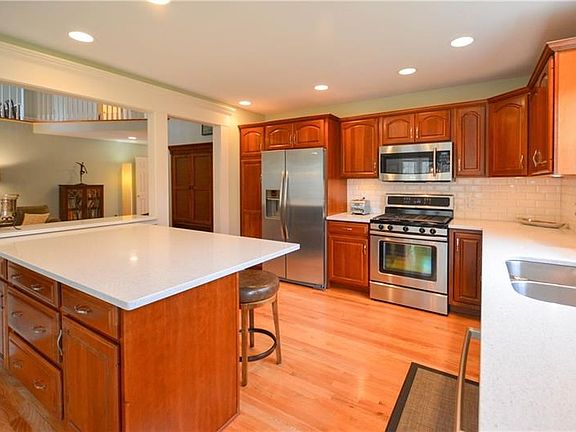 5th image of 113 Hampshire Dr