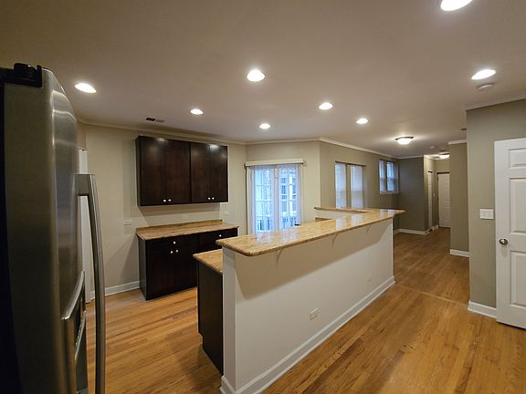 3rd image of 6321 N Washtenaw Ave #1S