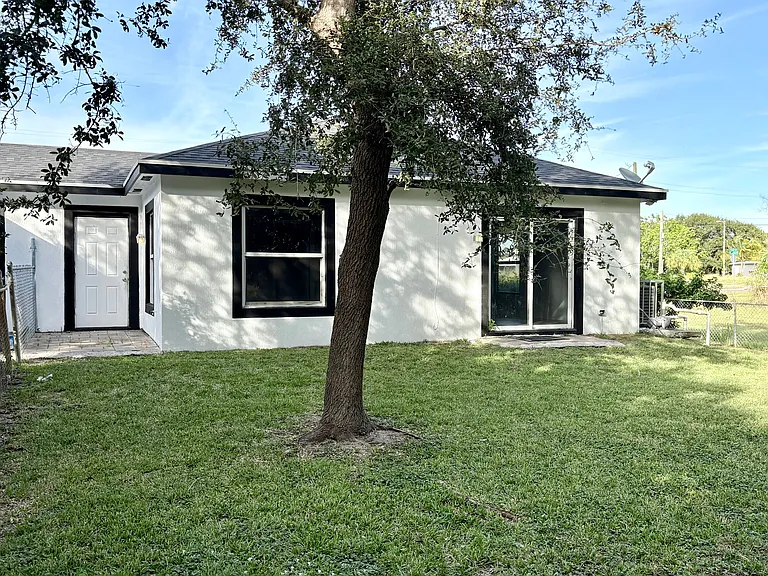 Avenue H — Photo 19