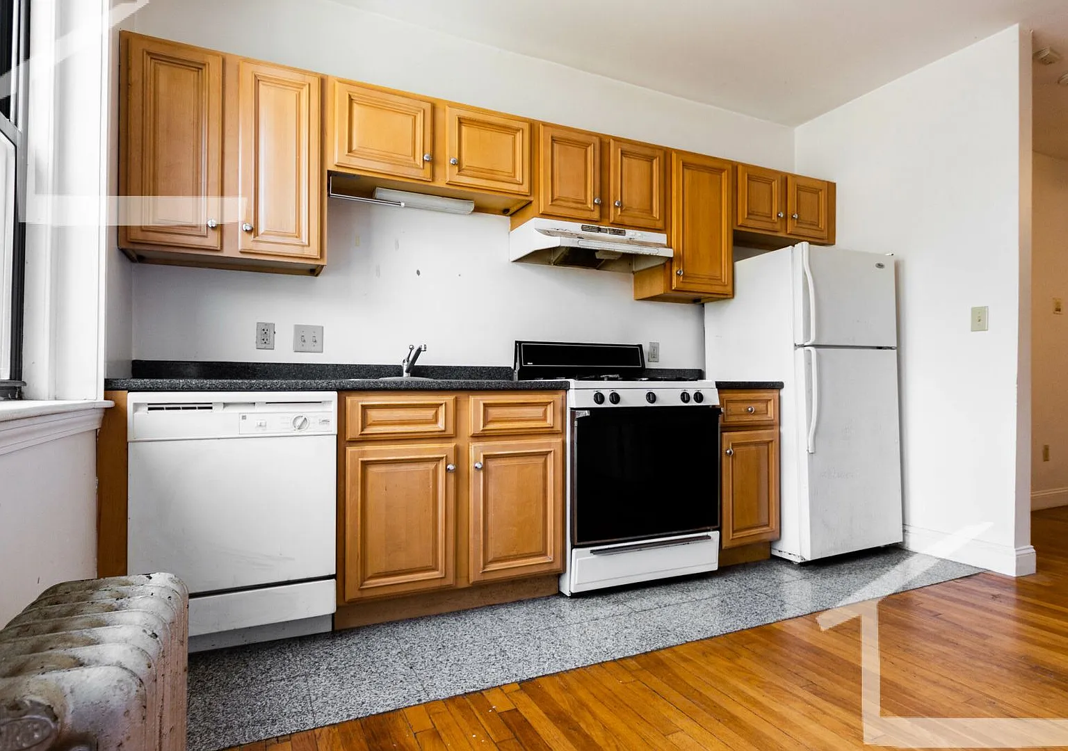 Conveniently Located, Spacious Apt w Ht & HW Inc. Near B and C lines! — Photo 2