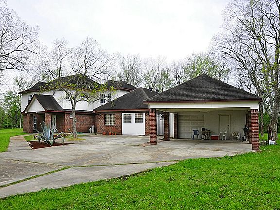 Great driveway with plenty of parking space