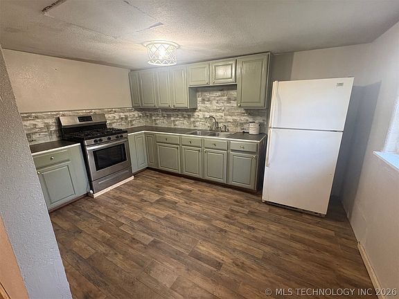 2nd image of 207 S 3rd St